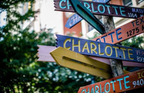 Studio Townhouse in Uptown King Bed-Wi-Fi-Full Kitchen- Washer & Dryer - Foto 15