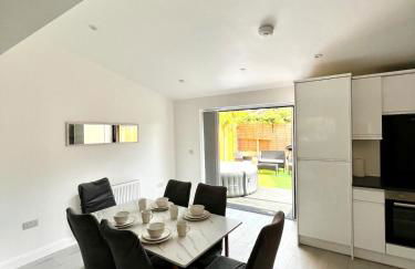 Manchester 2BR Luxe Lounge, Hot Tub, Pool Table - Photo 20