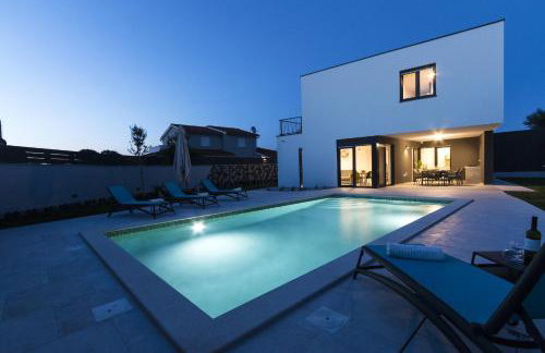 Modern 3-bedroom villa with a private pool - Photo 1