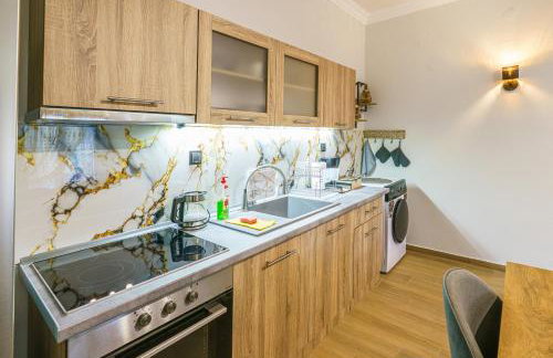 Four lakes luxury suites - Photo 21