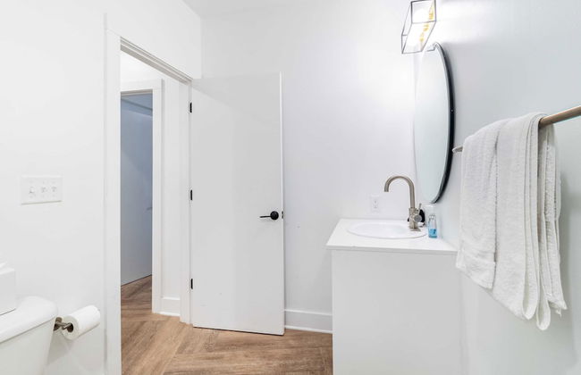 Dual Bachelor Pads w/ Rooftop Lounge & Games Sleeps 26 5 Min to Broadway - Foto 41