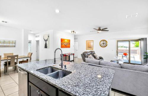 Tropical Desert Oasis Phoenix 5BR 3Bath with Outdoor Tiki Bar & BBQ - Photo 12