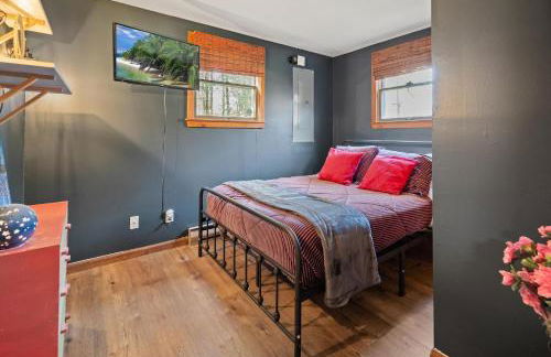 Relaxing Pocono Stay Near Lake with Hot Tub & BBQ - Foto 31