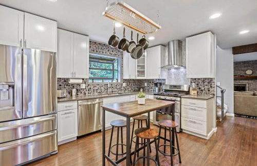 Modern Family Haven Fenced Yrd GrillFirepit - Foto 1