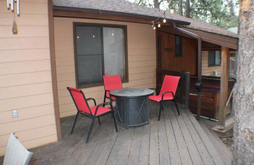 Kathys Cabin, King Bed, Hot Tub, Near-NAU & Downtown attractions, Perfect Year-Round Mountain Getaway - Photo 45