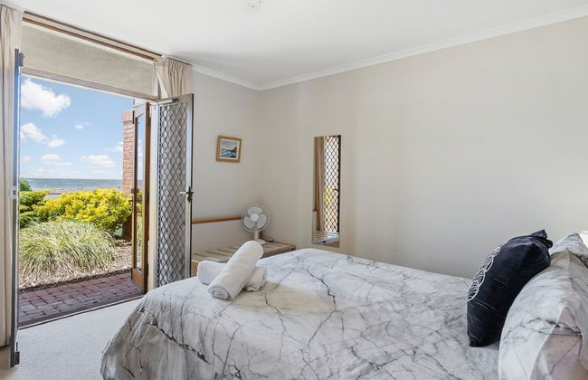 By The Sea Beachfront Apartment Wifi - Photo 4