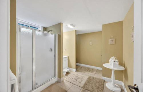 Stay 1 Block from Ocean at 7-Bed Retreat with Yard, Deck and Game Room, Host Up to 22 Across 16 Beds, Gas Fireplace, Gas Grill, Ample Parking, Walk to Menauhant Beach, Perfect for Family Getaway, 24 Hr Hospitality - Foto 61