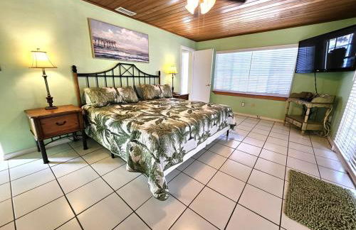 Oceanfront Beach Cottage - Pool, Yard, Private Beach Access, Sleeps 12 - Foto 16