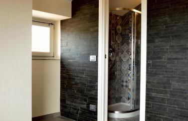 casa con mini piscina, giardino e area giochi per bambini - Foto 23