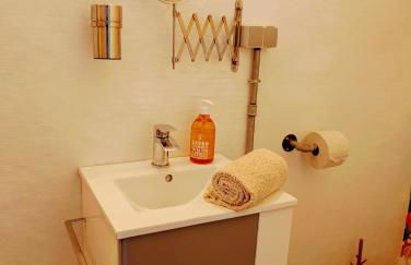 Garage Number 9 Private Urban Loft Apartment with Jacuzzi in Le Dorat - Foto 16