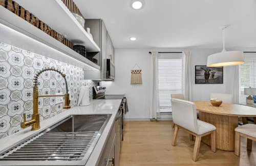 Walk to stadium! Cozy 2BR home - historic district - Photo 13