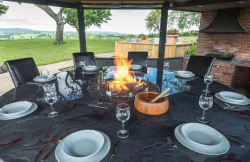 Broad Meadows Farmhouse 12 Guests - Photo 2