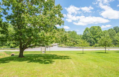 New River Views & Access - Hot Tub, Gazebo, Fire Pit, Next to Riverside Canoeing! - Foto 30