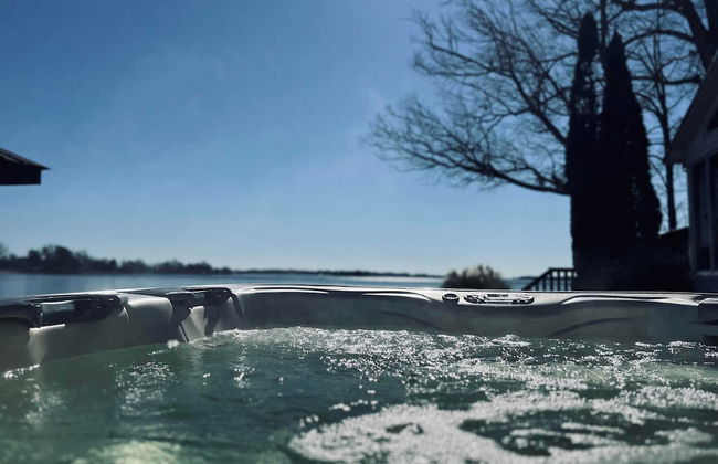 Bear Creek Lodge by Avantstay Lakefront + Dock - Photo 8