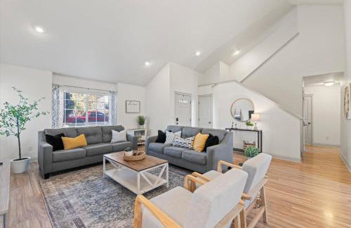 Fire Pit Getaway Shops and Dining 70in TV - Foto 15