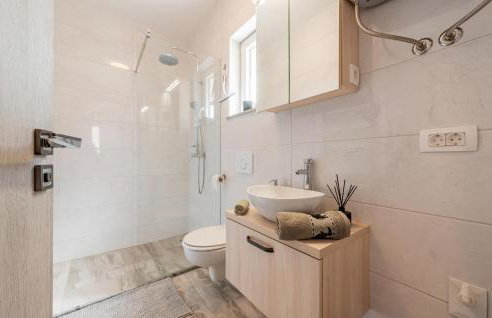 Beautiful Apartment In Prizna With Wifi - Photo 19
