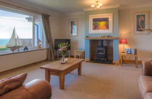 Spacious holiday home with stunning sea views - Photo 1