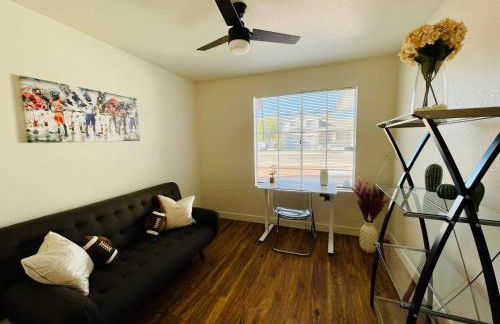 Glendale Gem with Pool & Office in Prime Location - Foto 16