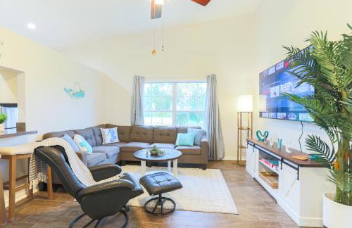 Salty Tide Getaway - Nightlife, Pool, Play, Beach - Foto 32