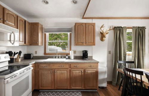 Cozy cabin w hot tub, fire pit & pet-friendly - Foto 20