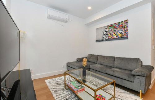Sophisticated 3 Bedroom Duplex in the Heart of Midtown - Photo 4