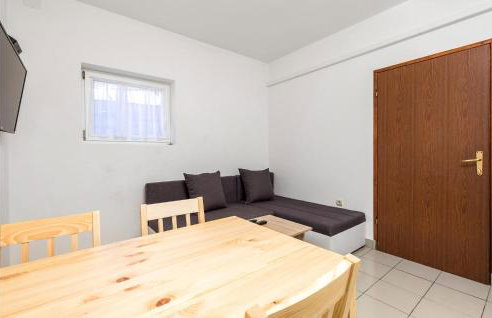 3 Bedroom Cozy Apartment In Prizna - Photo 19