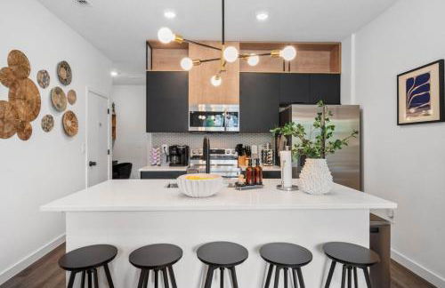 Colorful vibrant Oasis Sleeps 10, 10min to Disney - Photo 2