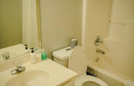 Spacious Vaulted 4BR Family Home Near Mall of GA Sleeps 12 - Foto 46