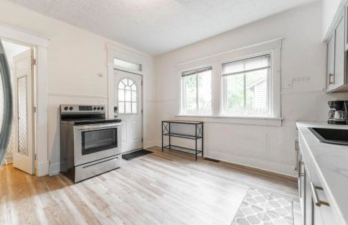 6 Bedroom Duplex Sleeps 14 Close to Lucas Downtown - Photo 33