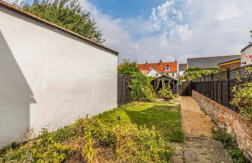 Delightful 2 Bed House a Stones Throw From Beach - Pass the Keys - Photo 30