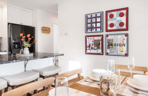 Rare 2BR Modern Urban Escape Free Parking - Foto 18