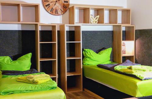 APARTMENTHAUS "AM KORNFELD" - 10 Gästewohnungen mit 1-3 Schlafzimmern, 40 Betten, Raucherbalkon, Reinigungs- & Wäscheservice, Grillgarten, Parkplatz - Foto 1