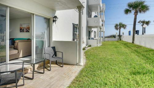Coastal Condo Escape with Patio Steps to Beach - Foto 2
