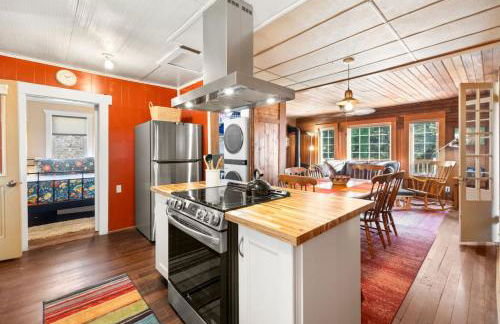 Historic Oceanside Cabin with Peek-a-boo views dog friendly - Foto 1