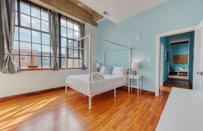 Sosuite 2BR Apt w Balcony W D Gym On-site Bar - Photo 11