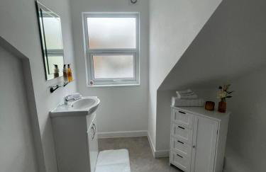 Charming 2- Bedroom Apartment - Photo 7