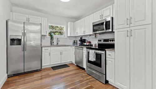 Treehouse is a Quaint 2 BR in an Up-and-Coming Part of Town, Pet Friendly with Fenced Yard and lounge area that is Close to Downtown Tampa - Foto 4