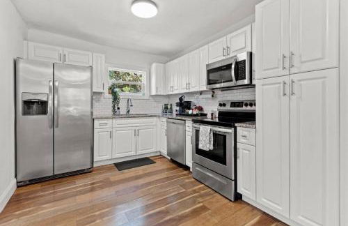 Treehouse is a Quaint 2 BR in an Up-and-Coming Part of Town, Pet Friendly with Fenced Yard and lounge area that is Close to Downtown Tampa - Foto 4