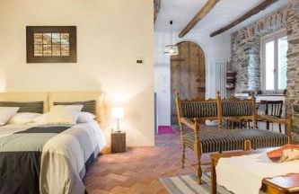 Medieval Stone Retreat with Lake Views - Foto 1