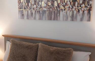 Beautiful 4-Bedroom House with Private Garden & Parking - Foto 42