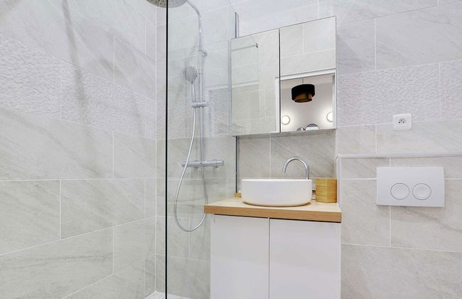 Chic Apartment in Paris for Couple - Photo 10