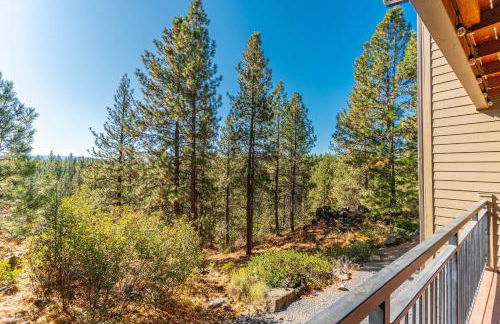 Chic Bend Condo with Fireplace and Forest Views! - Foto 21