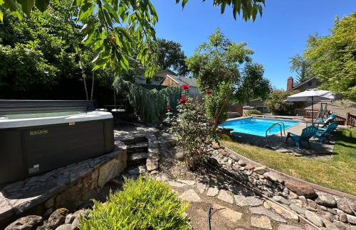 Medford Home And 2 Condos With Pool - Photo 10