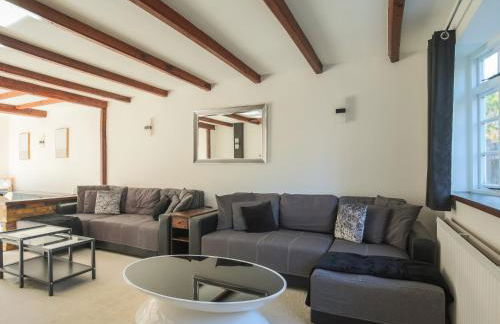 Idyllic Home in Picturesque Village of Wraysbury - Pass the Keys - Foto 9