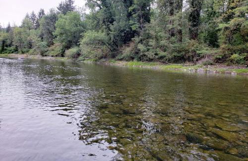 Riverside Home With a Rustic Charm - Foto 19