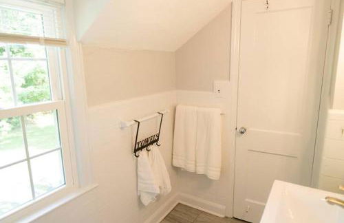 5-star Renovated 3BR Home & Backyard Deck near SU & Hospitals - Foto 33