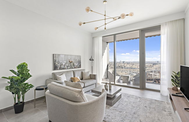 WelHome - Stylish Condo With Cityscape View in Creek Harbour - Photo 1