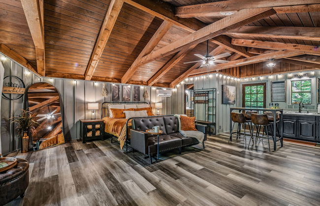 Light'n Bug Bungalow 1 Bedroom Cabin by RedAwning - Photo 16