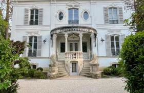 Signature topfloor flat in a shared XIX century Mansion in Western Paris - Foto 32