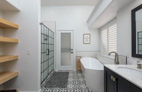 Luxe Desert-Chic 3BR with Heated Pool, Spa, and Grill - Foto 29